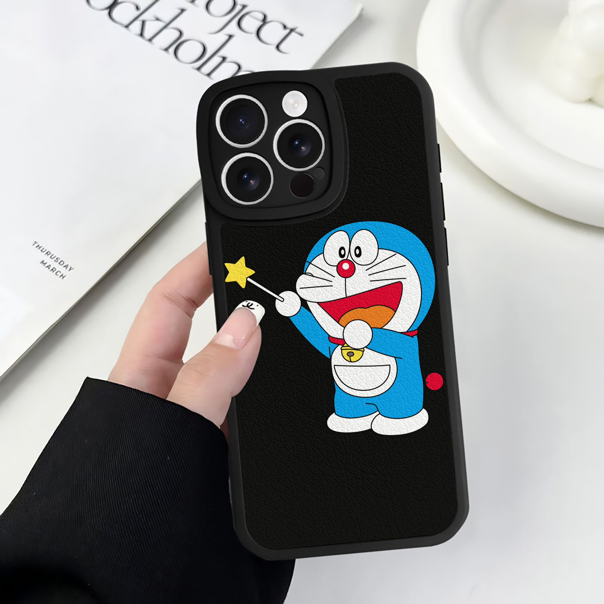 （画像用） ドラえもん Doraemon 【iPhone 16シリーズ対応】シリコンスマホケース（レザー調） 材質：シリコン
